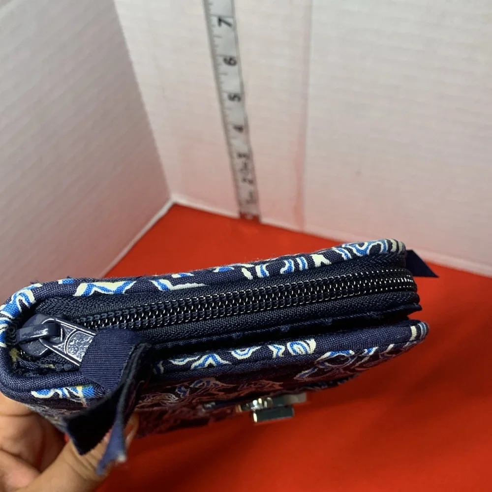 NWOT Vera Bradley wallet blue and white Zip Around Turnlock Quilted - Picture 4 of 11